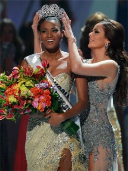 Miss Universo 2011 sofre racismo em site que ostenta sustica nazista