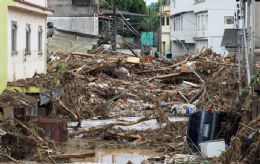 Sobe para 5 nmero de cidades com mortes aps chuva na Regio Serrana