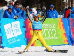 Esloveno Anze Lanisek comemora o salto que lhe deu o ouro no ski jumping
