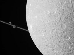 Sonda da Nasa tira novas fotos de lua de Saturno