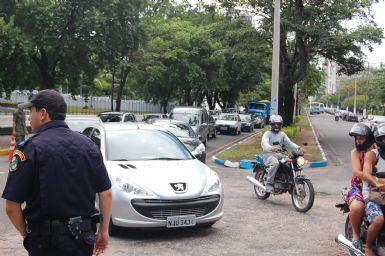 Fluxo de veculos precisou ser desviado pela contramo da avenida