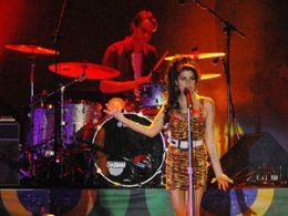 Amy Winehouse  vaiada durante show em Dubai