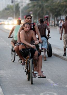Felipe Dylon senta no cano da bicicleta e pega carona