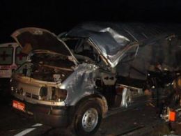6 morrem em acidente envolvendo uma van e caminho da BR-020