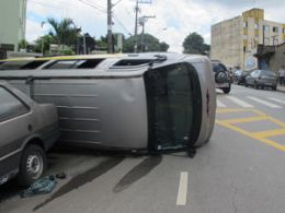 Van que tombou em SP foi atingida por txi, diz marido da motorista