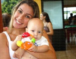 Filho de Neymar se diverte no colo da tia materna