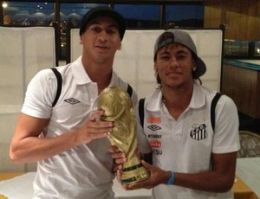 'Destinos': Neymar e Ganso posam com rplica da Copa do Mundo