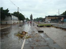 Chuva transborda crregos e causa alagamentos