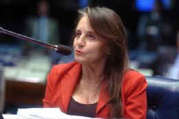 Serys encerra sesso do Senado; PSDB irritado invade Mesa Diretora