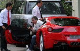 Boninho passeia de Ferrari com a mulher Ana Furtando em Ipanema