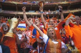 Ajudada por gol contra, Holanda bate a Dinamarca e inicia bem a Copa