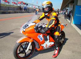 Gisele Flores h 15 anos pratica motociclismo nas pistas gachas