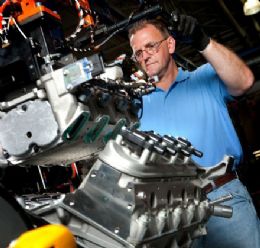 GM permite que dono monte o V8 de seu Corvette