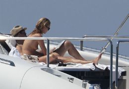 Kate Moss faz topless sem se importar com os paparazzi