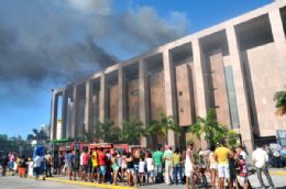 Incndio atinge prdio de frum no Recife