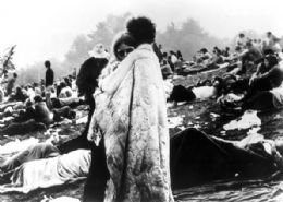O casal Bobbi e Nick Ercoline, na imagem que se tornou smbolo do festival de Woodstock, em 1969