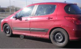 Peugeot 308  flagrado em testes na Argentina