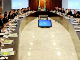 Dilma dividir governo em quatro grandes reas