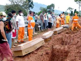 Voluntrios ajudam a enterrar as mais de 600 vtimas da chuva no Rio