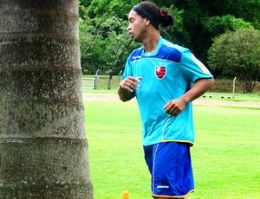 Ronaldinho Gacho no treino do Fla em Londrina