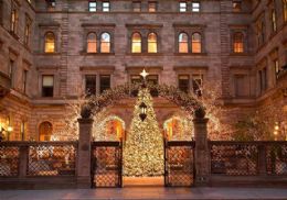 Hotel de NY rene 12 rvores de Natal e quase 70.000 lmpadas; veja