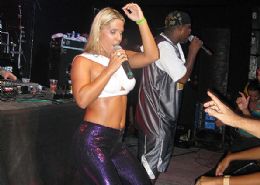 Princesa do Funk faz verso carioca do 'Rebolation' em festa de Salvador