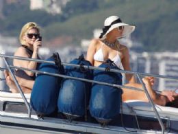 Paris Hilton e namorado curam ressaca com passeio de barco