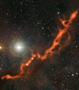 A nebulosa molecular a 450 anos-luz da Terra, ao lado de estrela da constelao de Touro.