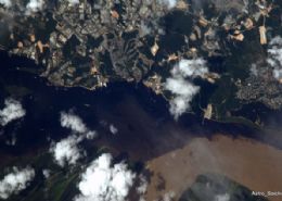 Astronauta fotografa encontro dos rios Negro e Solimes, na Amaznia