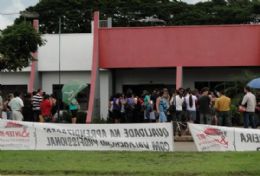 Professores fazem greve em frente prefeitura
