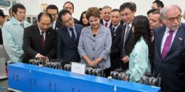 Dilma visita empresa ZTE e encerra agenda oficial na China