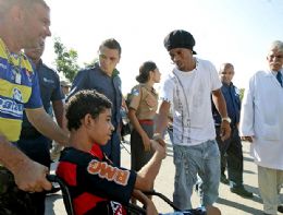 Ronaldinho visita vtimas da tragdia em Realengo: 'Foi emocionante'
