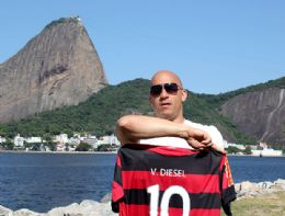 Fla faz bonde sem freio, veloz e furioso: Vin Diesel recebe camisa