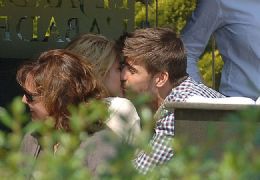 Shakira troca beijos com o namorado na Espanha