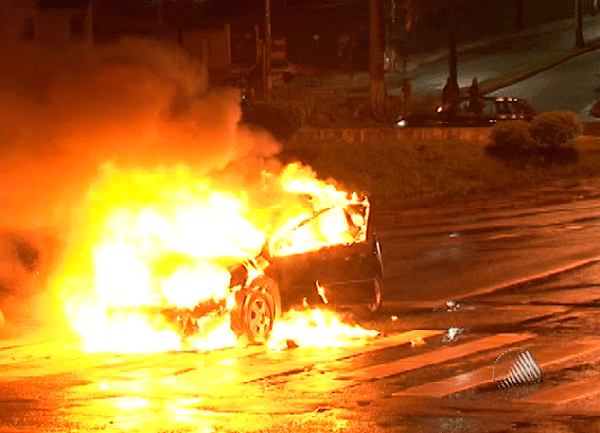 Rapaz de 24 se assusta ao ver seu carro pegar fogo enquanto dirigia