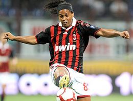 Cartola do Milan descarta unio entre Ronaldinho e Fla: 'Hiptese absurda'
