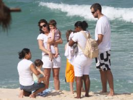 Giovanna Antonelli leva os filhos  praia no Rio