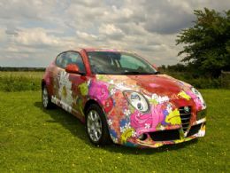 Alfa Romeo apresenta MiTo pintado pela artista Louise Dear