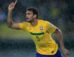 Willian comemora o primeiro gol do Brasil no jogo:semifinal na prxima quarta