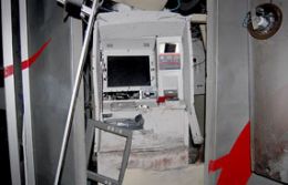 Bandidos explodem caixa eletrnico do Santander na Prefeitura de VG
