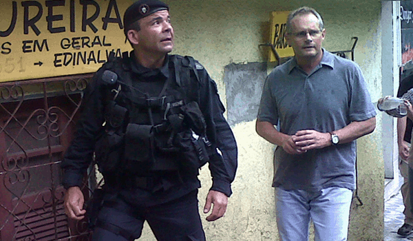 Beltrame cumprimenta moradores em visita  Rocinha