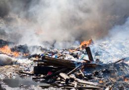 Mais da metade das cidades brasileiras queimam lixo, aponta IBGE