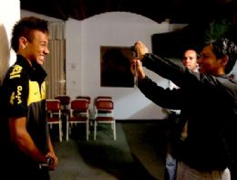 Neymar faz careta para tirar fotos para o credencimento da sub-20