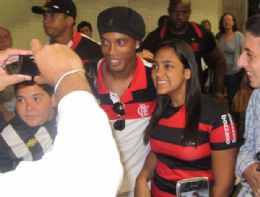 Ronaldinho Gacho posa para fotos com torcedores