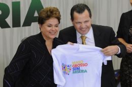 Dilma recebe camiseta do Plano MT sem Misria