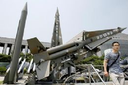 Visitante caminha em frente Museu da Guerra da Coreia, em Seul