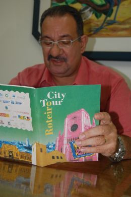 O secretrio Osmrio Daltro, folheando o roteiro do City Tour
