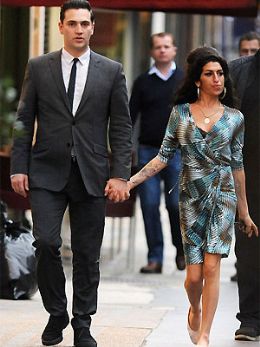 Amy Winehouse circula de mos dadas com novo namorado