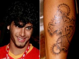 Jesus luz faz tatuagem de crucifixo na perna em homenagem  Madonna