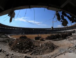 Em escombros, Maracan fecha as portas para os turistas